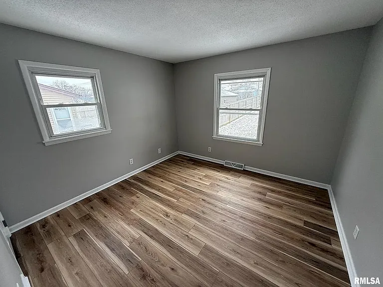 3520 Greenbrier Dr — Photo 3