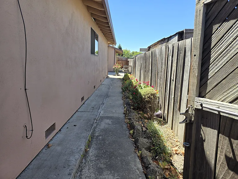 1011 Hillcrest Rd — Photo 2