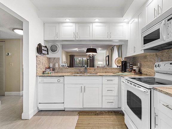 4th image of 5200 E Club Circle #106