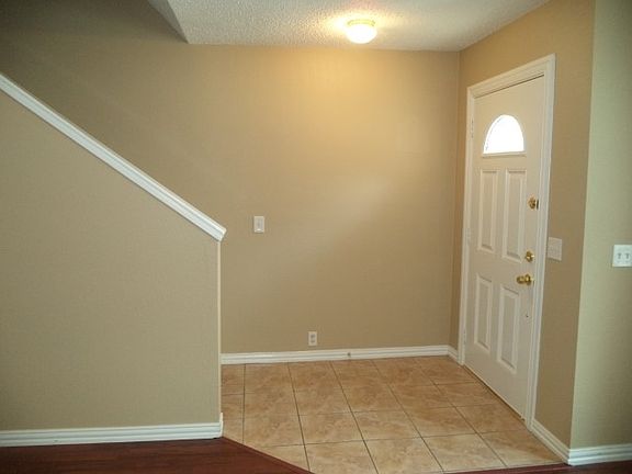 2nd image of 121 Oakhurst Dr