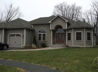 10 Oakley Est, South Hadley, MA 01075