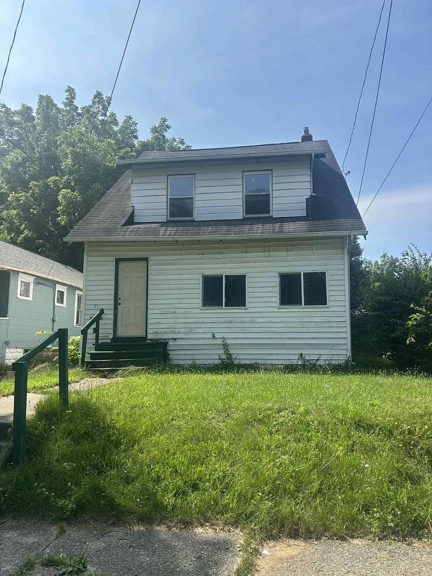 71 Burnham St W photo 1