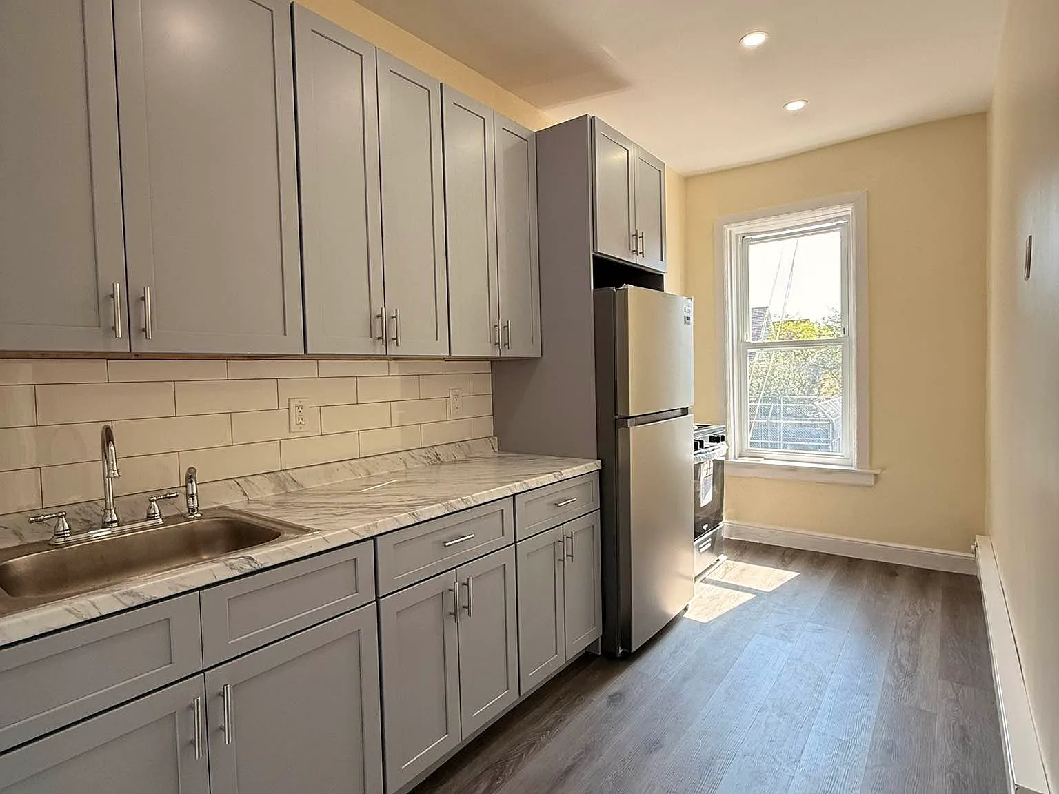 1212 Avenue J — Photo 2