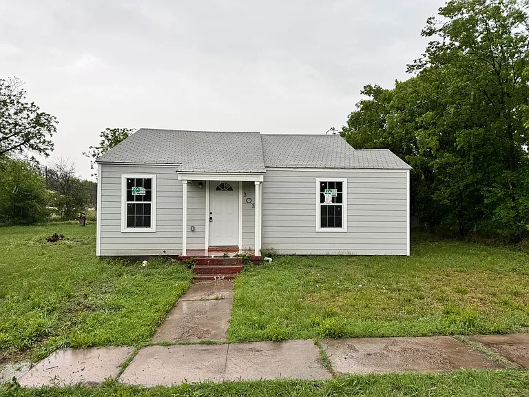 303 E 6th St — Photo 1