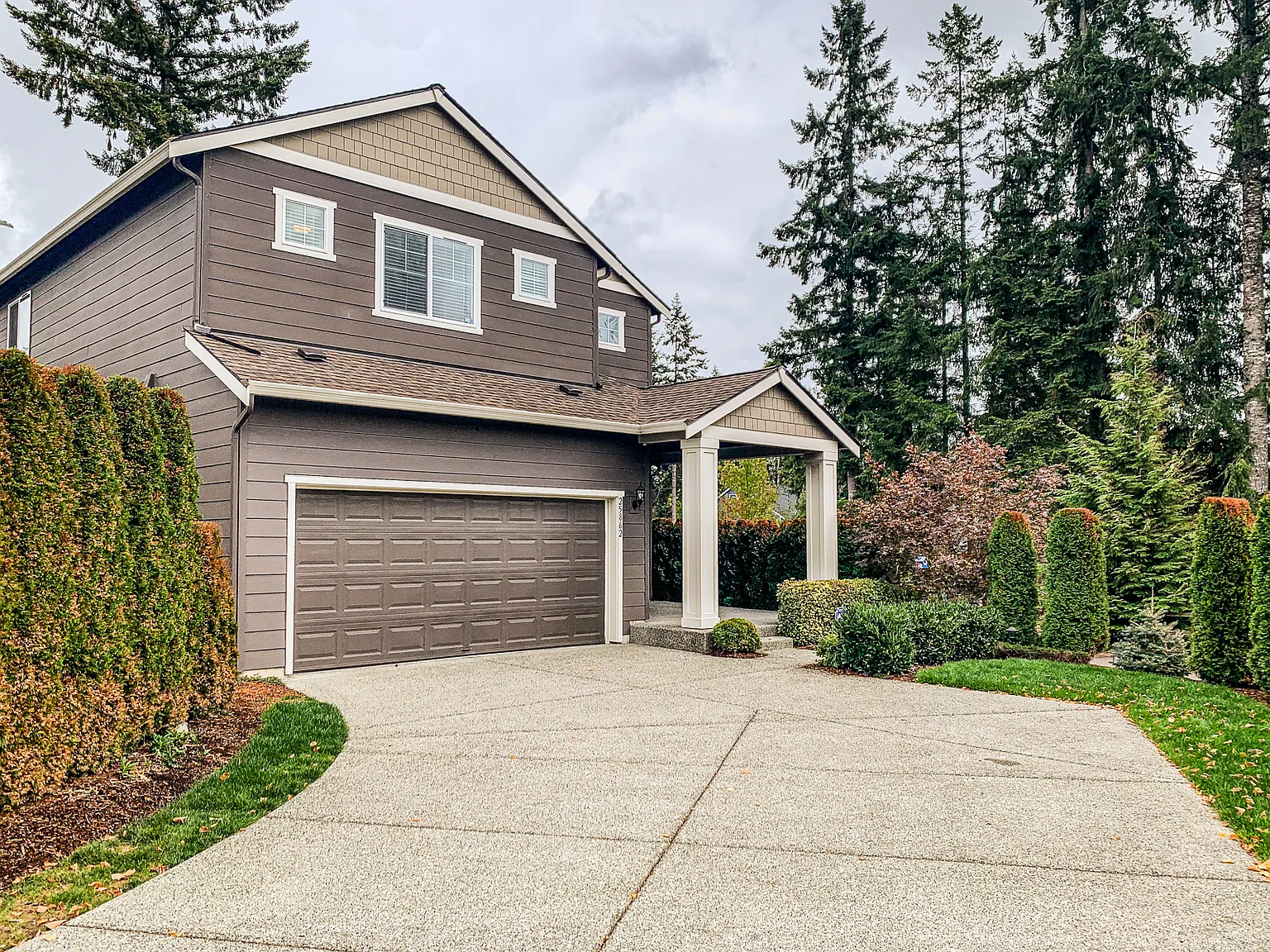 4 bed, 2.5 bath, 2370 sqft, $3,500 — Photo 1