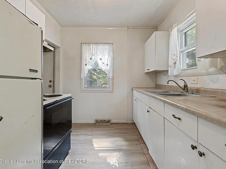 518 Leslie St — Photo 5