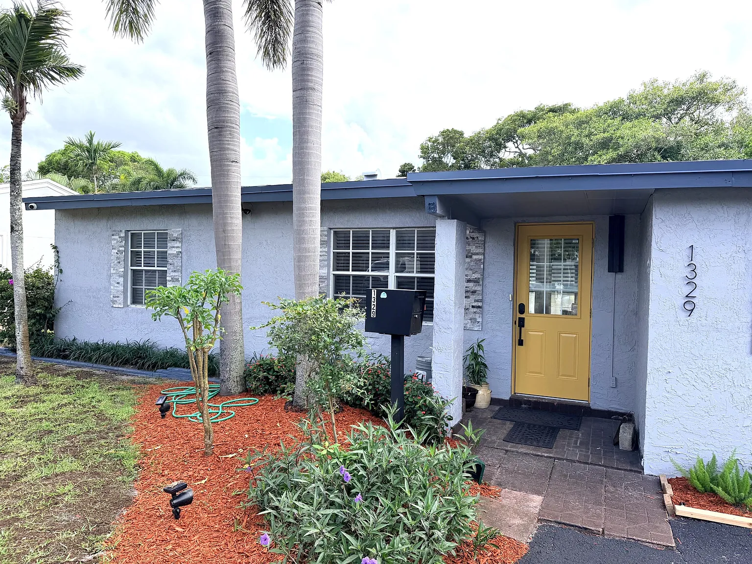 3 bed, 2.0 bath, 1043 sqft, $2,600 — Photo 2