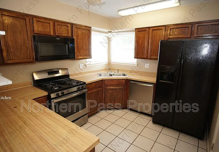 637 Woodcrest Ln — Photo 6