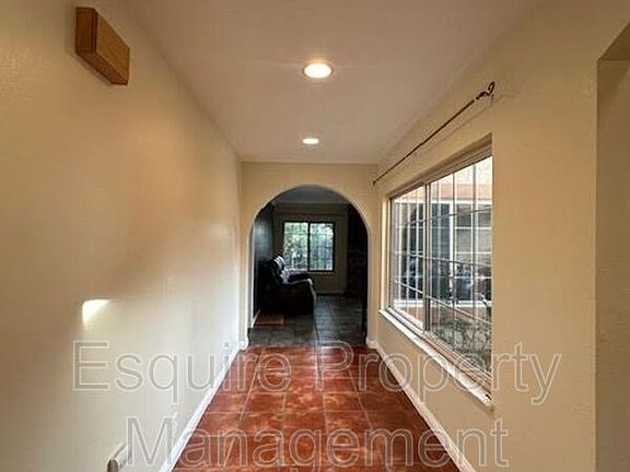 4th image of 1038 Green Lawn Ave