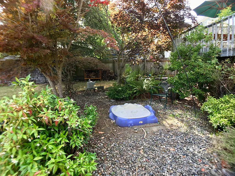 Shady scent garden with jasmine and climbing roses (sand box will be leaving)