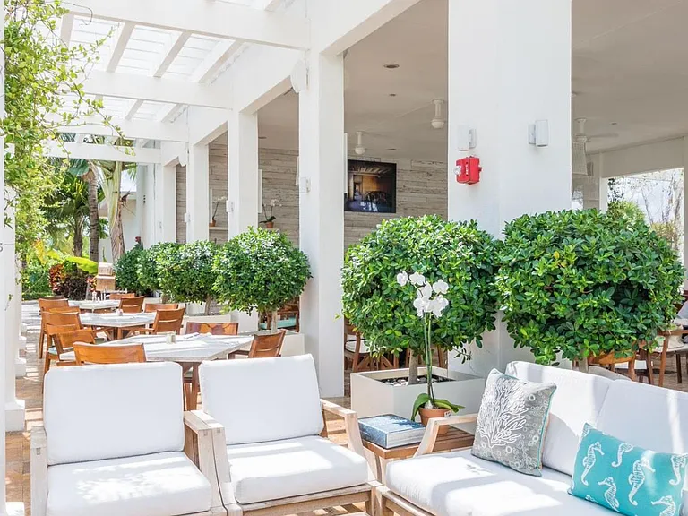 private restaurant with apartment, pool side and beach chair delivery
