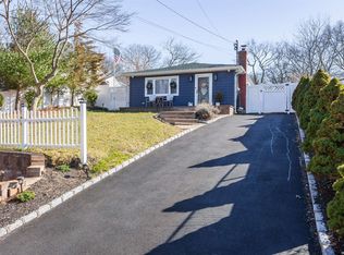 72 Ridgewood Ave, Selden, NY 11784