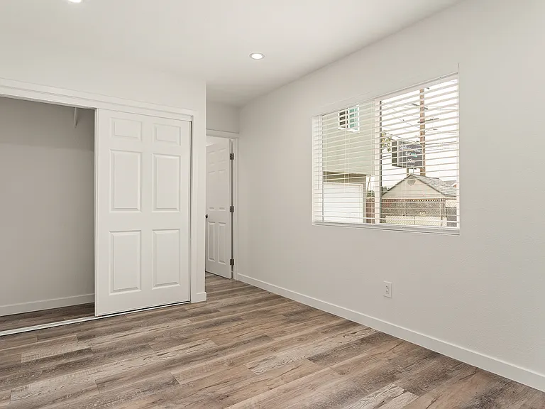 2410 1/2 Hope St — Photo 11