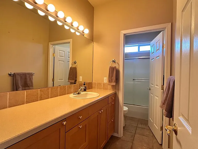 946 Briarwood Dr — Photo 17