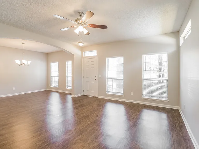 8413 Staplehurst Dr W — Photo 4