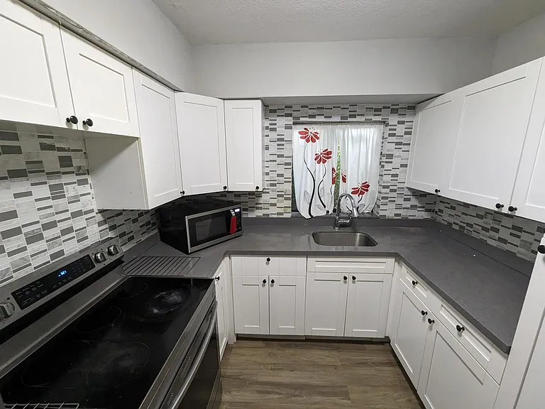 15780 NE 15th Ave — Photo 9