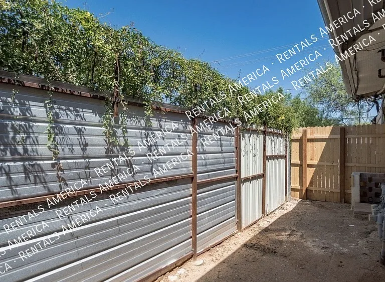 3950 E Fairmount St — Photo 10