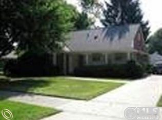 19992 Wedgewood Dr, Grosse Pointe Woods, MI 48236