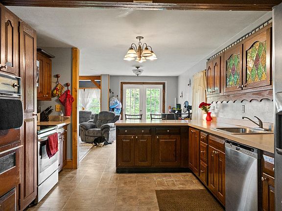 3rd image of 7 Lawrence Avenue