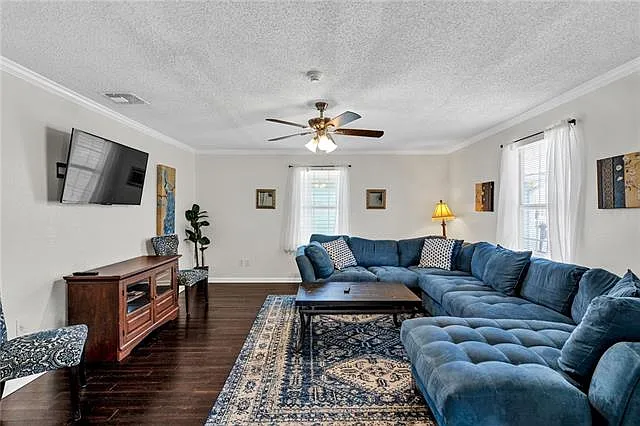 5010 Saint Claude Ave — Photo 3
