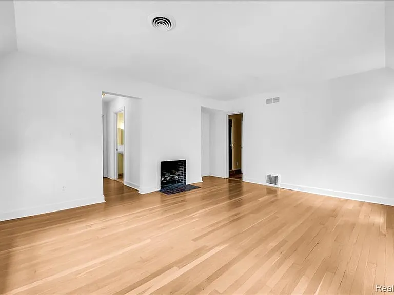 455 Linden Rd — Photo 52