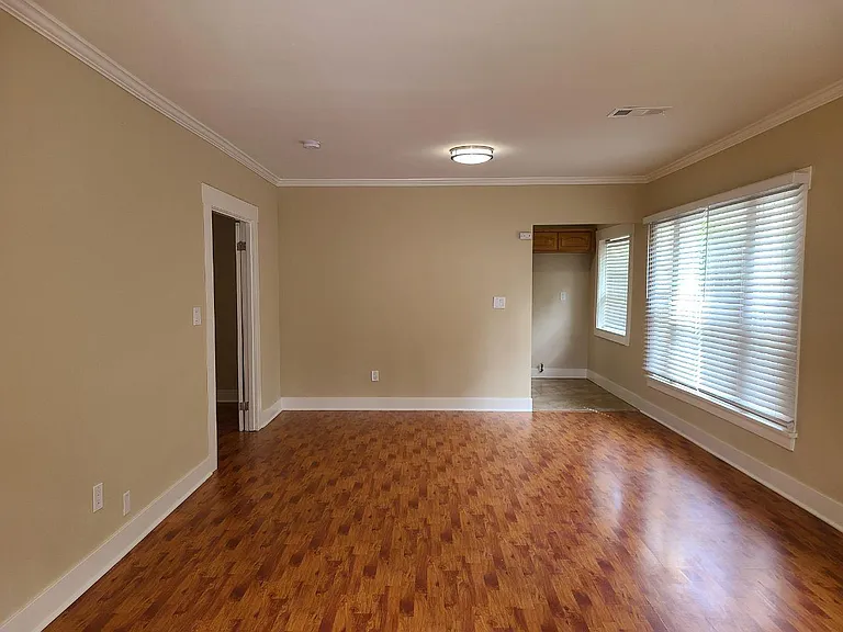 1421 Rock Glen Ave — Photo 2