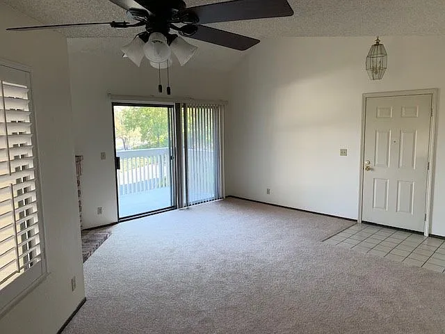 Pleasanton 1 Bed, 1 Bath, Townhouse upstairs unit, Kitchen w/Granite Counters, Close to Downtown! — Photo 2