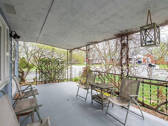 4th image of 1041 Hudson Ave