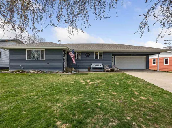 912 Van Dr, Williamsburg, IA 52361