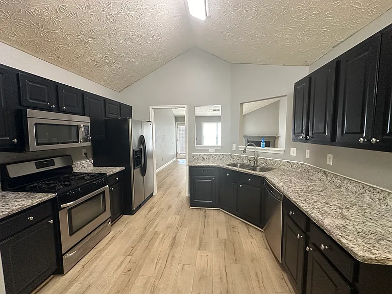 976 Sham Pointe Dr — Photo 2