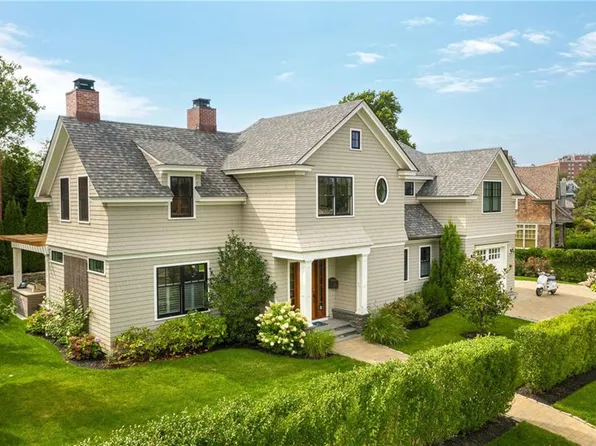 21 Prairie Ave, Newport, RI 02840