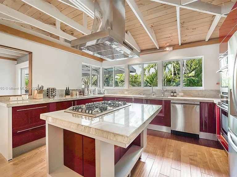 5910 N Bayshore Dr — Photo 18