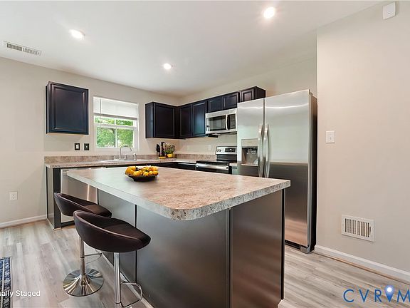 3rd image of 5626 Noble Ave