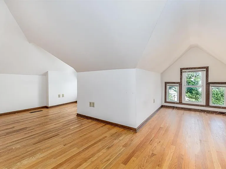 910 University Ave — Photo 34