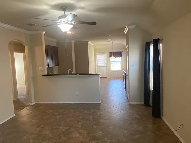 3 bed, 1380 sqft, $1,900 — Photo 2