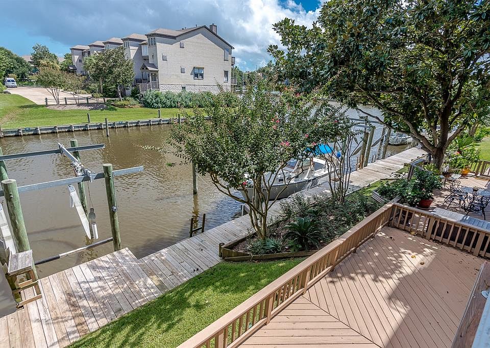 ENJOY THE WATERFRONT LIFESTYLE WITHOUT THE MAINTENANCE OF A TRADITIONAL HOME. WITH WATERFRONT DECKS ON ALL 3 LEVELS, YOU ARE READY TO ENJOY THE WATER. DOCK YOUR BOAT AT YOUR BACK DOOR AND BE IN CLEAR LAKE IN SECONDS.