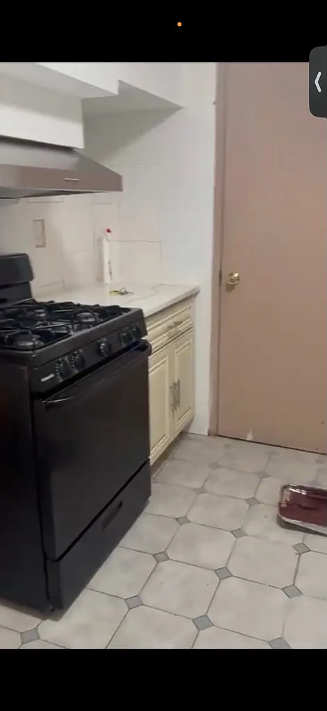 3 bed, $2,300 — Photo 1
