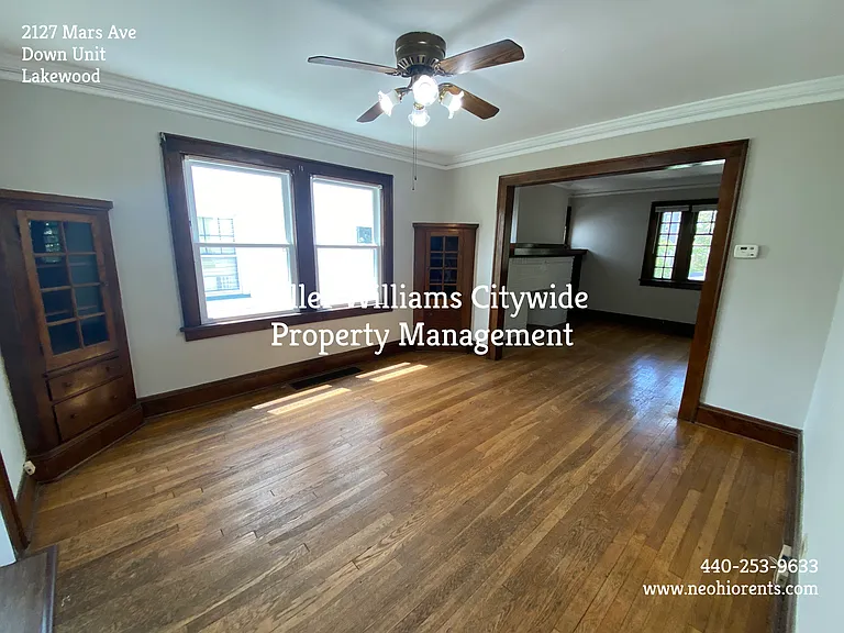 3 bedroom with a den 2 full bath up unit in Lakewood — Photo 7