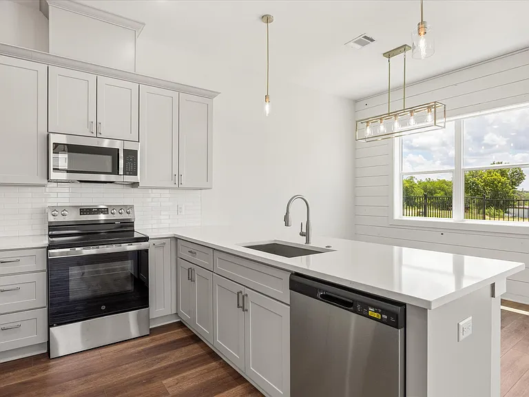 706 N Sycamore Dr — Photo 26