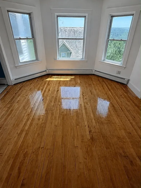 3 bed, 1.0 bath, 1016 sqft, $2,300 — Photo 2