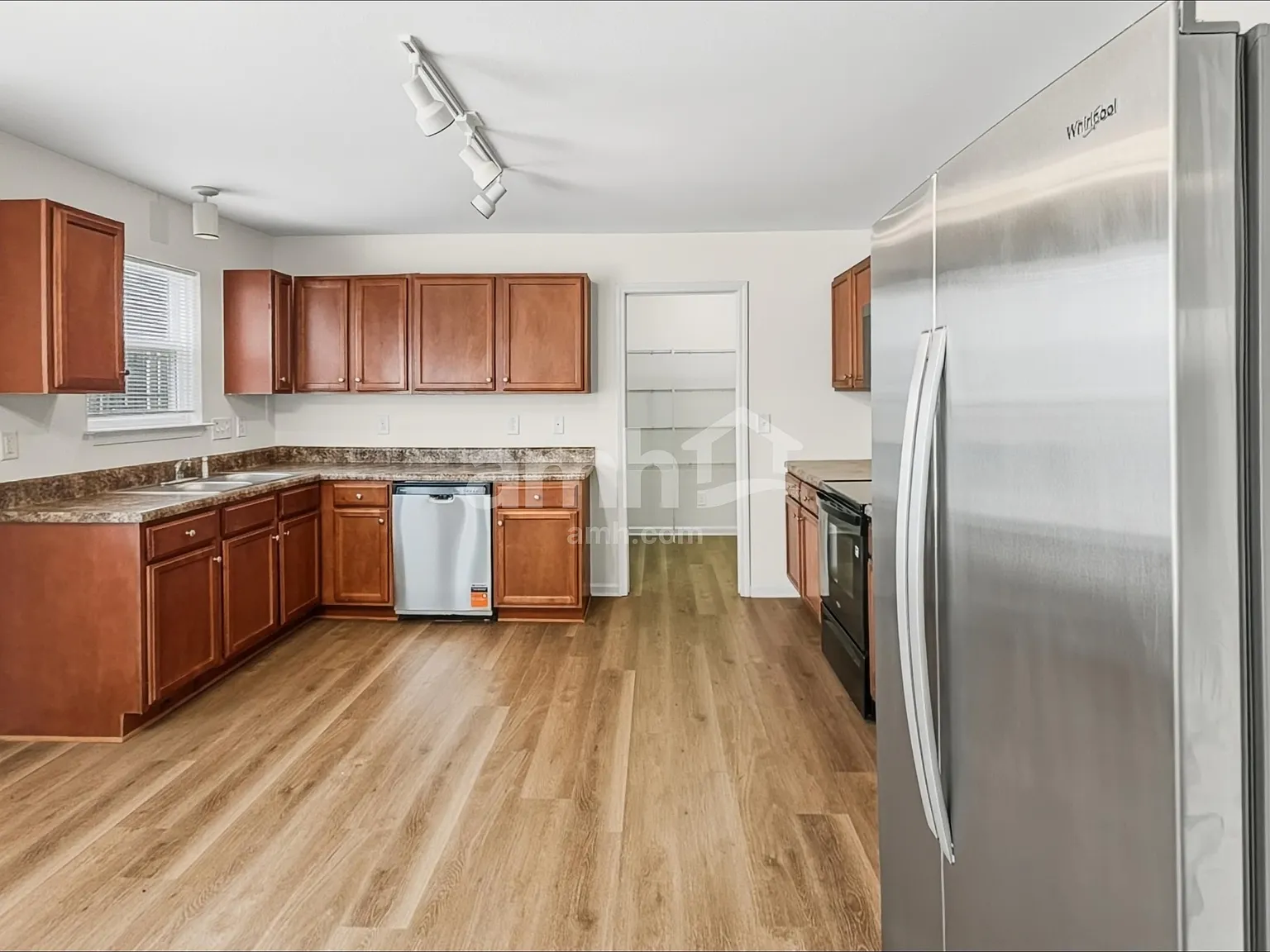 4 bed, 2.5 bath, 2304 sqft, $2,150 — Photo 3