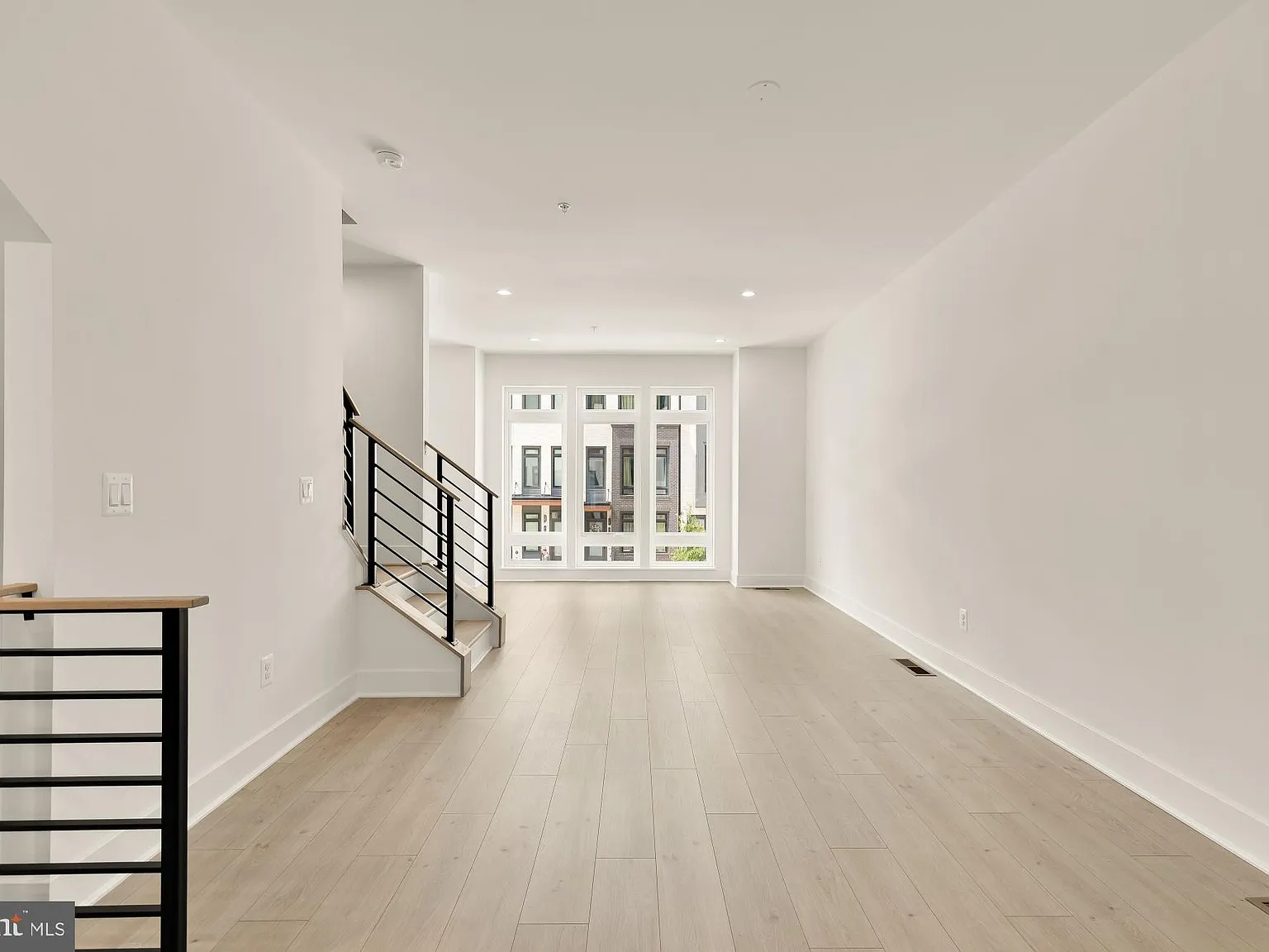 3 bed, 3.5 bath, 1660 sqft, $5,000 — Photo 3