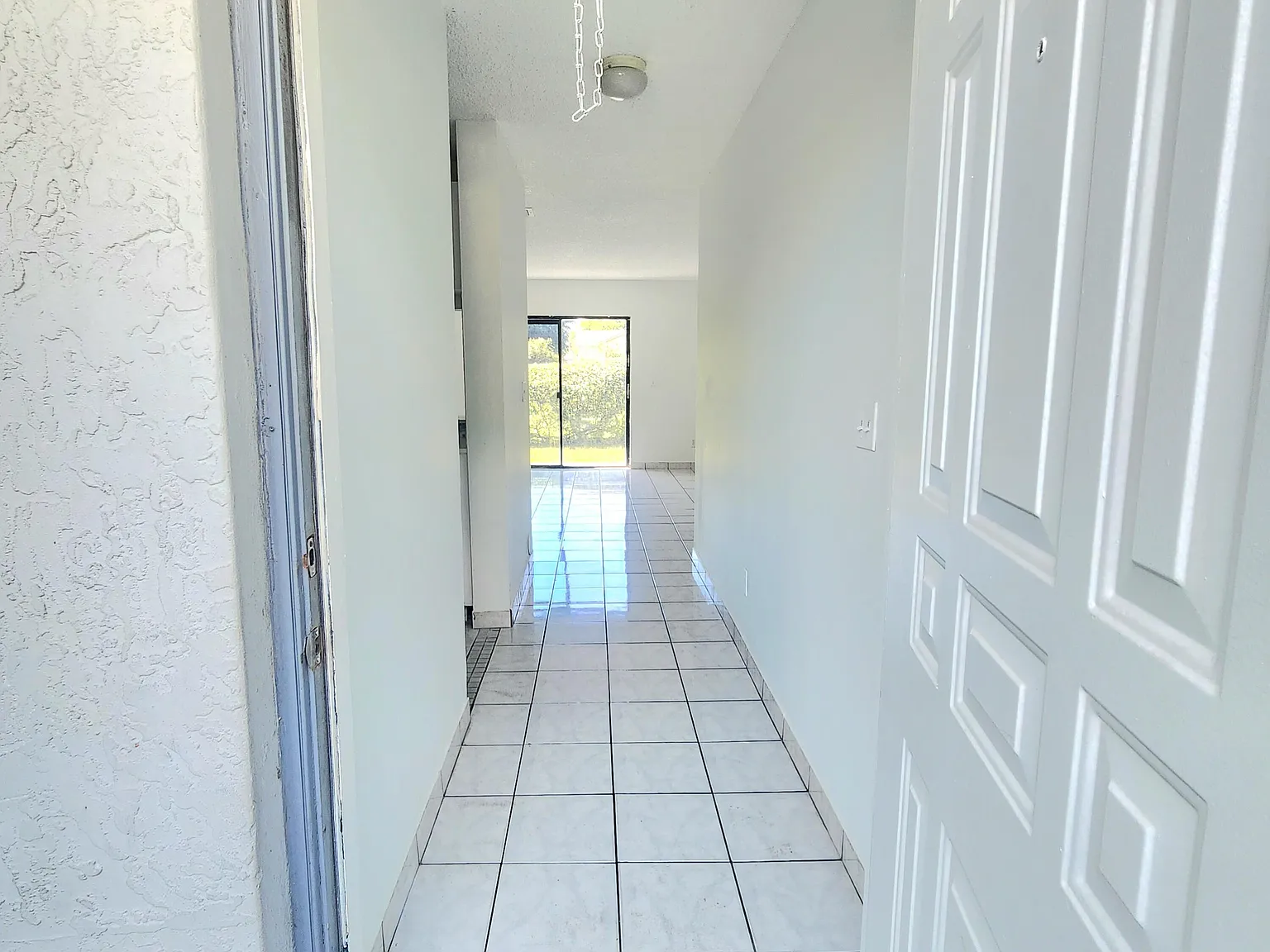 3 bed, 2.0 bath, 5266 sqft, $2,400 — Photo 3