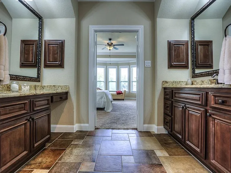 154 W Hullwood Ct — Photo 33