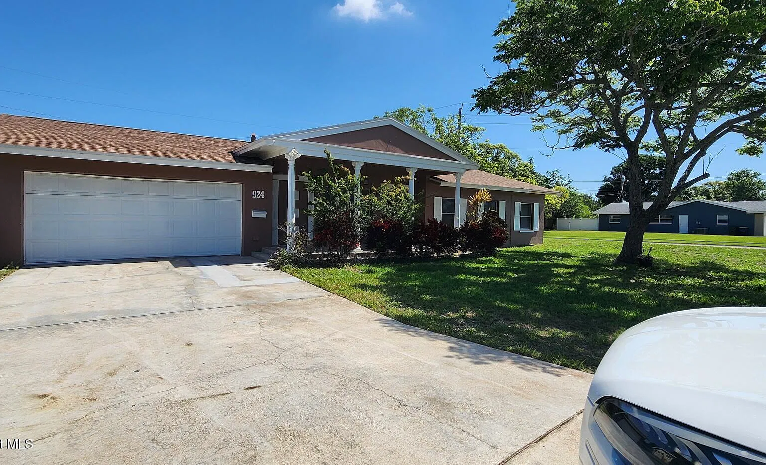4 bed, 2.0 bath, 2116 sqft, $2,400 — Photo 1