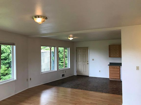 4th image of 75 Clover View Ct #Lwr