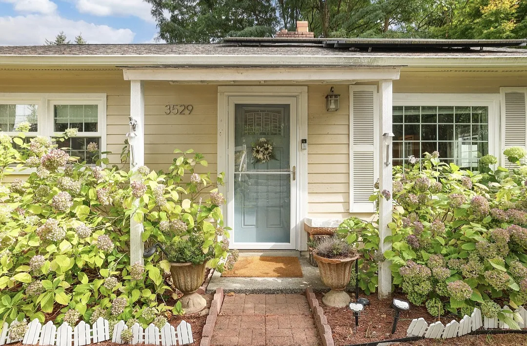 2 bed, 768 sqft, $2,400 — Photo 1