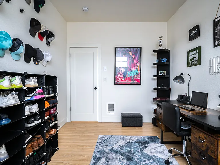 Second bedroom perfect for guest bedroom or home office