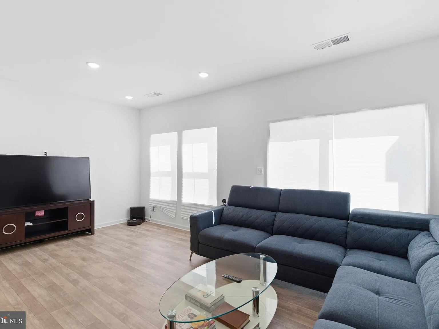3 bed, 2.5 bath, 1600 sqft, $2,400 — Photo 4