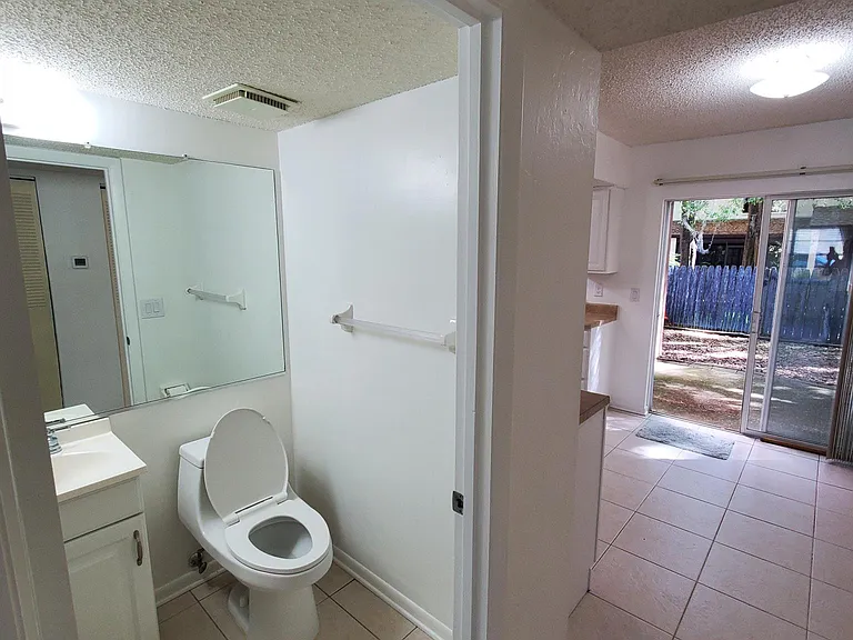 3417 SW 28th Ter #D — Photo 6